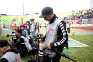 Mauricio Pinilla arriesga hasta seis partidos de castigo por romper cámara de fotógrafo en Valparaíso