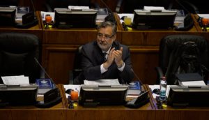 Alejandro Guillier no votó capitalización de TVN pese a comprometer su apoyo al Gobierno