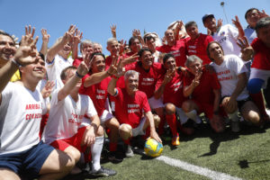 FOTOS | Chile Vamos intenta conquistar al electorado con intercambio de camisetas