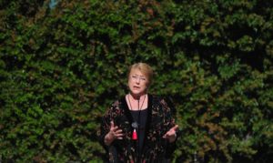 La dedicatoria de Michelle Bachelet al chileno en Barcelona que lloró tras votar después de 47 años