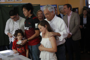 FOTO | Votó inmediatamente después de Sebastián Piñera y decidió insultarlo, pero en silencio