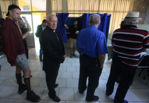 Fotos para enmarcar: la democracia juntó al cardenal Ezzati con reconocida drag queen