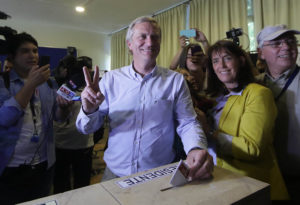 VIDEO | La reacción de Kast y sus fans cuando aparece una máscara de Pinochet en su local de votación