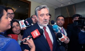 Alejandro Guillier entrega propuesta de cambio al CAE y dispara: 