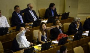 Funcionarios públicos con altas rentas ahora podrán acceder al reajuste fiscal