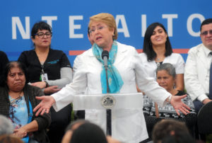 Bachelet hace directo llamado a Guillier y Piñera: 