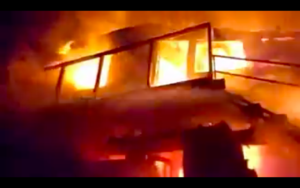VIDEOS | Incendio consumió casa del presunto autor del triple homicidio que remeció a Lota