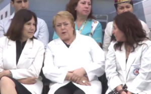 VIDEO | En plena ceremonia: cámara capta cuando Bachelet se entera del ataque a Rossi