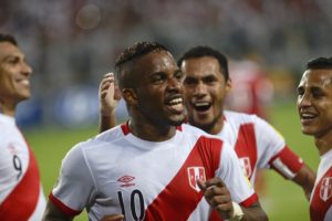 VIDEOS | Crack de Perú golpea en el piso a hincha tras celebrar la clasificación al Mundial