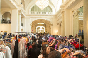 FOTOS l Teatro Municipal de Santiago saca a la venta el vestuario de obras icónicas