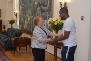 FOTOS | Así fue la reunión entre la Presidenta Bachelet y Richard Joseph, el haitiano héroe