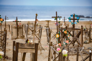Pampinos rescatan tradición y llevan su arte a cementerios