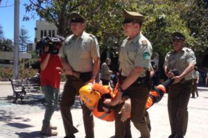 VIDEOS | Candidatos del Frente Amplio y un mimo son detenidos mientras andaban en bicicleta