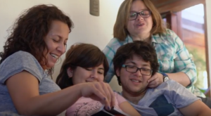 VIDEO l Emotivo testimonio de puntaje nacional con dos mamás busca derribar prejuicios