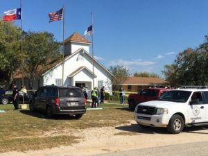 FOTOS + VIDEO | Tiroteo al interior de una iglesia en Texas deja al menos 27 muertos