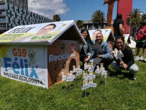 FOTOS | Reciclaje electoral: Partido Ecologista convirtió propaganda en casas para perros