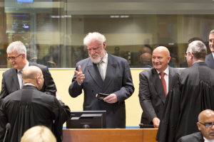 VIDEO l Criminal de guerra Slobodan Praljak toma veneno mientras era declarado culpable