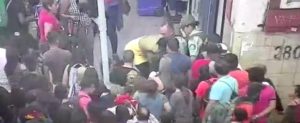 VIDEO | Turba de vendedores ambulantes atacan a carabineros en operativo en Alameda