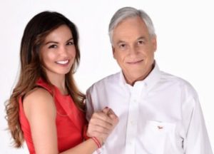 FOTO | Candidata UDI regala cupones de descuentos en comercios para conseguir votos