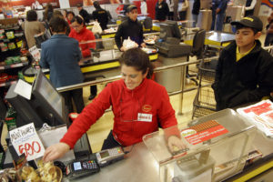 Ingreso promedio de los chilenos es de $554 mil y hombres ganan casi 30% más que las mujeres