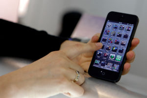 Apple anuncia rebajas a sus clientes tras reconocer que volvía sus iPhone más lentos