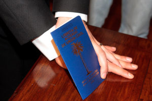 VIDEO | Los dos segundos de la franja de Guillier que indignó a la primera pareja en contraer el AUC