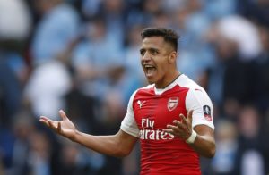 VIDEO | Cámara capta la furia de Alexis Sánchez contra rival: le lanzó flor de chilenismo