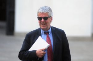 Eyzaguirre responde a asesor de Piñera: