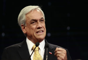 Científico Gabriel León compara frase de Piñera sobre la medicina con los grupos antivacunas