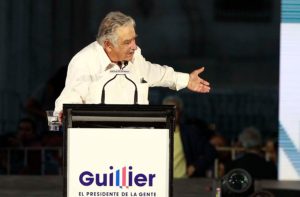 AUDIO | Humorista uruguayo destroza discurso de Mujica en acto de Guillier: 