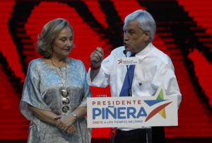 FOTO | Los cinco ex futbolistas que llegaron a apoyar a Piñera al Teatro Caupolicán