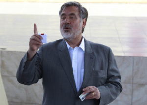 Alejandro Guillier vivió su propia protesta en Antofagasta: le lanzaron huevos cuando se dirigía a votar