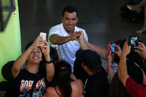 FOTOS+VIDEO | Locura por Paredes: capitán de Colo Colo recibió a cerca de 800 fanáticos como vocal de mesa
