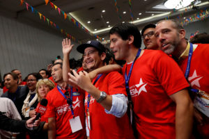 Comando de Piñera saca el cotillón y celebra primeros conteos de votos