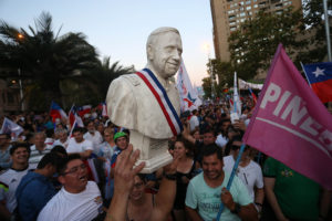 FOTOS | Augusto Pinochet apareció en las celebraciones del triunfo de Sebastián Piñera