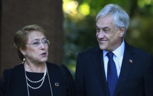 Bachelet le anuncia a Piñera que enviará proyecto para cambiar la Constitución