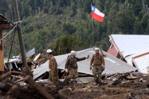 Retoman labores de rescate en Villa Santa Lucía pese a condiciones climáticas adversas