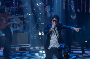 VIDEO | La estrepitosa caída de Beto Cuevas durante recital en Ciudad de México