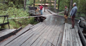 Se desploma pasarela peatonal de la Reserva Huilo-Huilo con 15 personas arriba