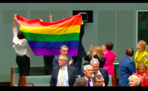 VIDEO | El emocionante momento en que el Parlamento de Australia aprobó casi unánime el matrimonio igualitario