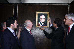 Reponen cuadros de expresidentes Allende y Lagos en el Instituto Nacional