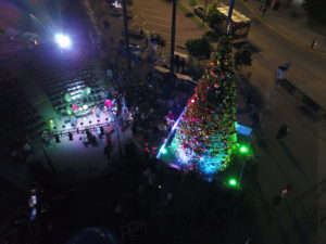 Árbol gigante operado a pilas ilumina la Navidad en Concepción