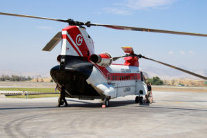 Megahelicóptero Chinook combatió incendios en las cercanías de Cabrero