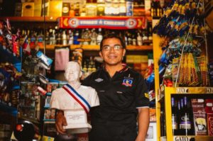 José Antonio Medel, el fanático colocolino que llevó el busto de Pinochet para festejar a Sebastián Piñera