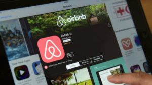 Usuarios de Airbnb denuncian presencia de cámaras ocultas en las casas que arriendan