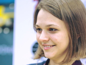 Campeona internacional de ajedrez se resta del mundial de Arabia Saudita: 