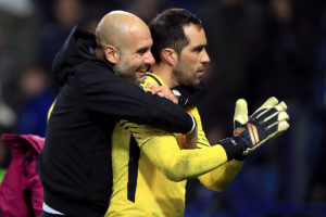 VIDEO | Rostro de Claudio Bravo tras abrazo de Pep Guardiola se transformó en el escándalo de la semana en Inglaterra