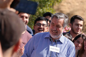 Ofertón de Guillier: promete traer de vuelta a Bielsa y Mayne-Nicholls