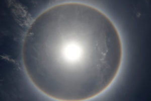 Halo solar, el fenómeno que tuvo a los santiaguinos sacándole fotos al cielo