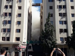 FOTOS + VIDEO | Incendio afecta a local de comida ubicado en pleno Plaza Italia